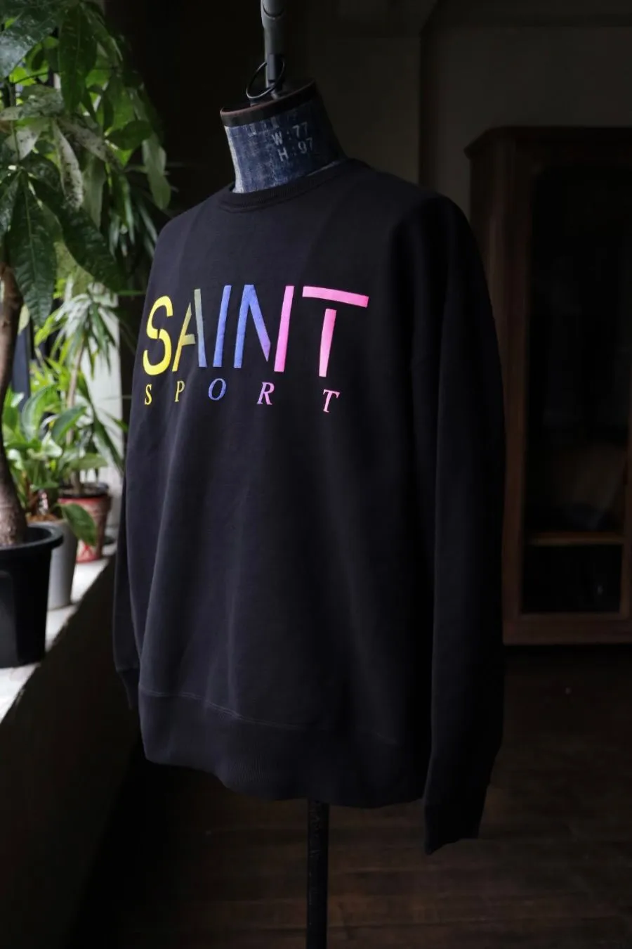 SAINT Mxxxxxx CRW NECK SWET/SAINT SPORT/BLK Colorful Gradient SAINT Round Neck Sweatshirt Black S-XL Original 420g David's Cloth Light Fleece Genuine Plate Main Mark Washing Mark and Other Accessories Complete and Correct Correct Level of Printing Technology Natural Gradient Transition Original Loose Fit Comfortable and Easy to Wear